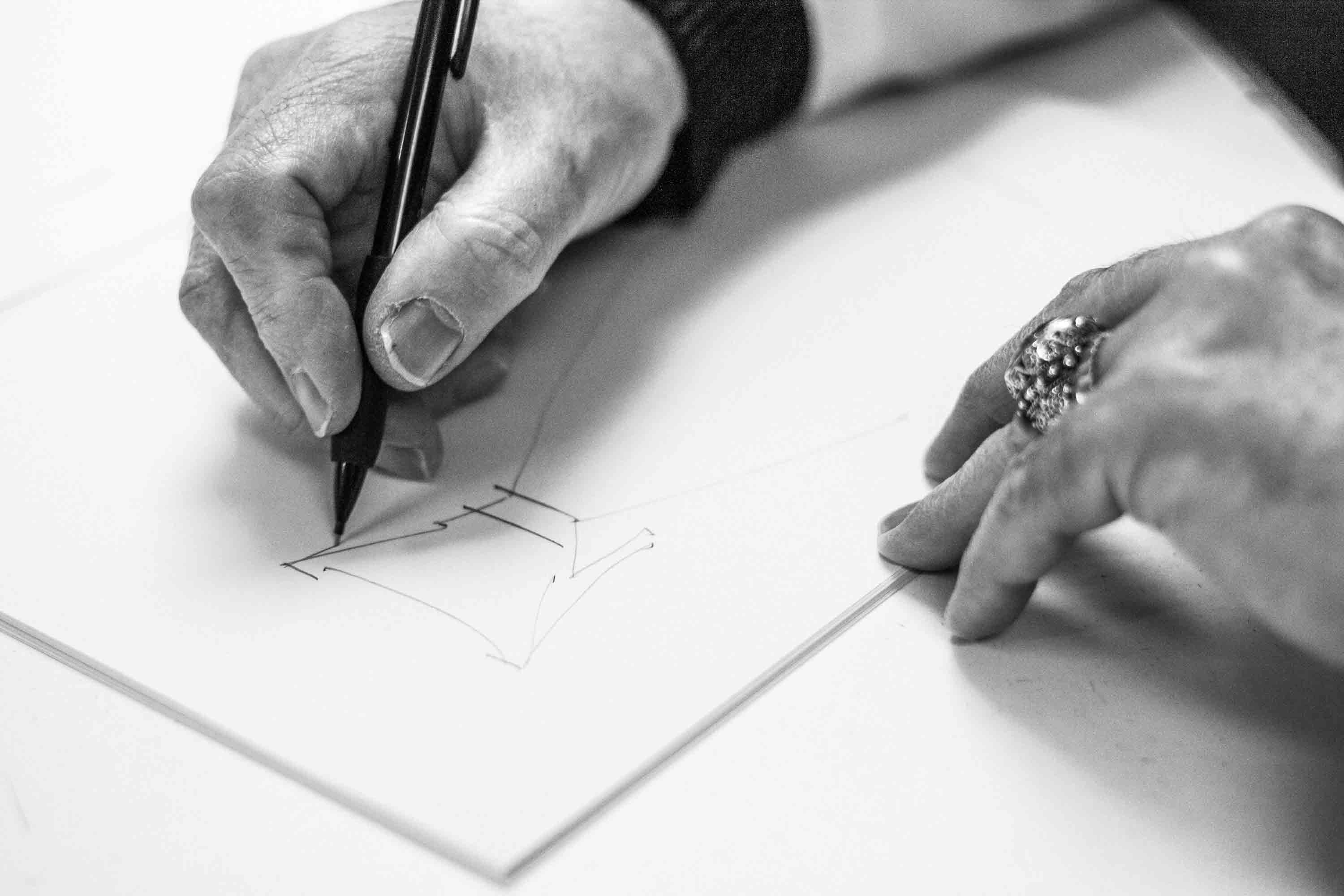 Luis Alonso Diseñador realizando un boceto de una de sus creaciones