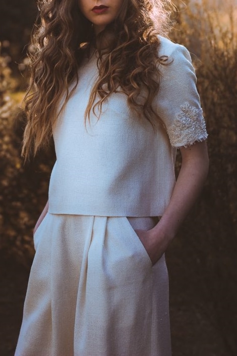 Diseño de traje de novia con pantalón
